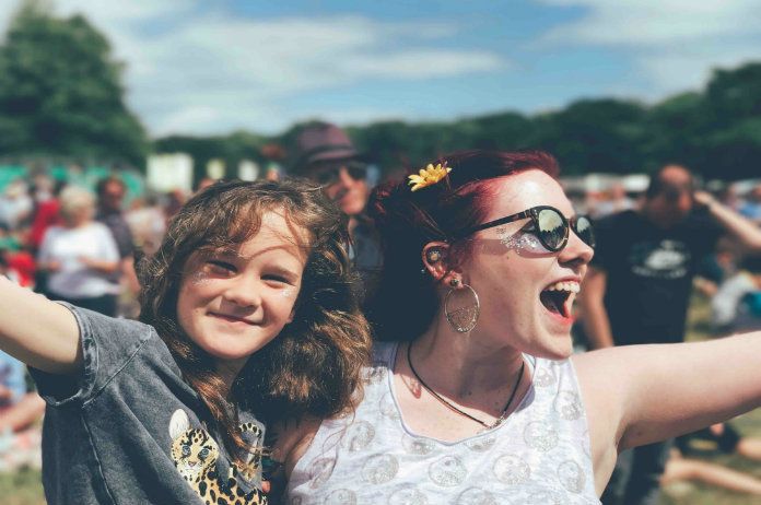 BIZAR. Britse ouders op zoek naar ‘festival nanny’ zodat zij kunnen feesten