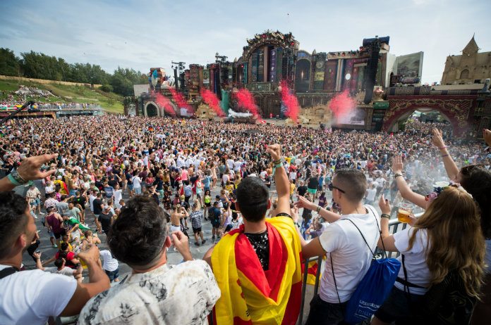 Deze Nederlandse actrice werd gearresteerd op Tomorrowland voor het dealen van drugs