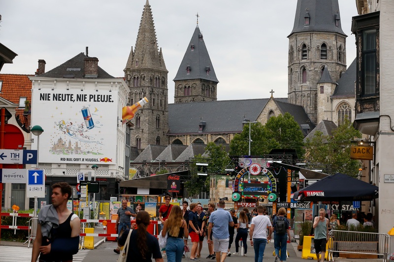 Oeps! Man duwt agenten opzij om te wildplassen op Gentse Feesten