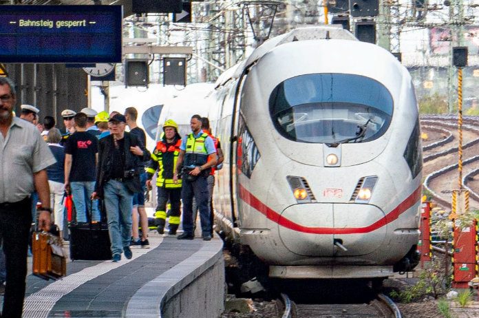 8-jarig kind sterft nadat het op treinsporen geduwd wordt in Duitsland