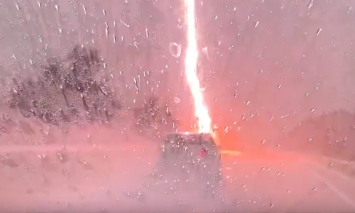 “Holy sh*t!”: Deze loeiharde blikseminslag doet dame stevig schrikken (video)