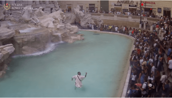 Onruststoker gekleed in Romeins gewaad springt in Trevifontein in Rome: “Onaanvaardbaar”