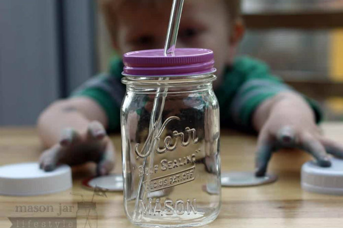 GRUWELIJK. Vrouw sterft nadat metalen rietje haar oog doorboort