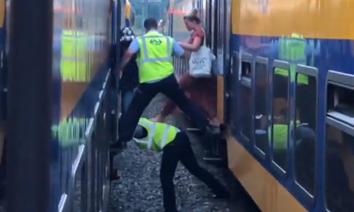 Geweldig: Medewerker van Nederlandse Spoorwegen laat over zich heen lopen tijdens evacuatie (video)