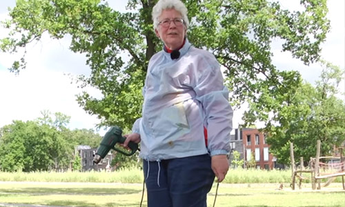 Geweldig: Nederlandse oma weet wel raad met processierupsen (video)