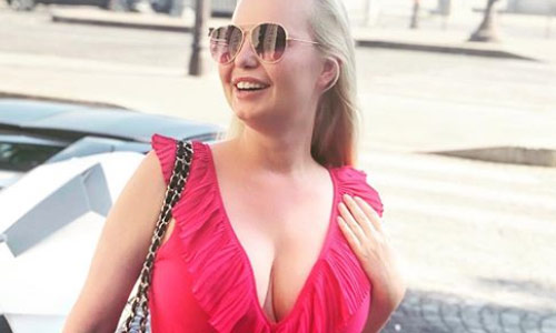 Lesley-Ann Poppe reageert schitterend op grofgebekte dame die zegt dat ze “zo’n lelijke hangborsten” zou verbergen (foto)