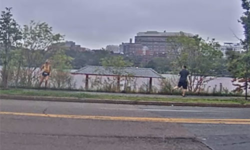 Hij toont zijn penis aan jogster. Maar dan zet ze de achtervolging in! (video)