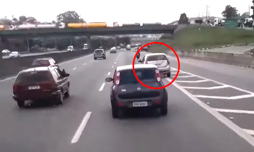 Vermoeide bestuurder valt in slaap achter het stuur. En dat loopt NIET goed af! (video)