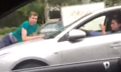 Smoorverliefde man klampt zich vast aan de motorkap van haar wagen. En dan duwt ze het gaspedaal STEVIG in! (video)