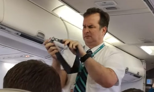 Passagiers lachen zich een breuk met de fratsen van deze HILARISCHE steward (video)