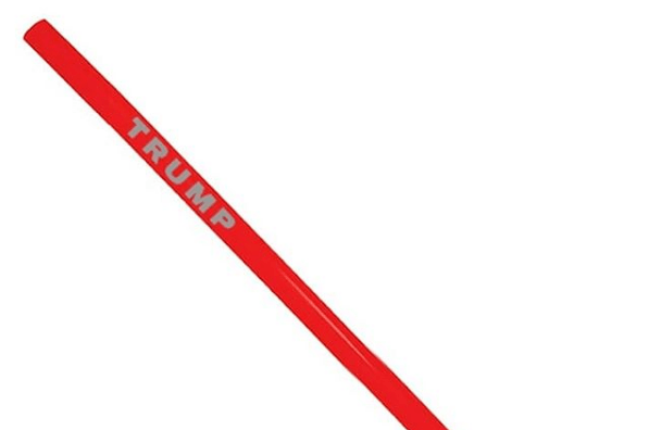 Trump verkoopt extra lange plastic rietjes om tegenstanders te jennen