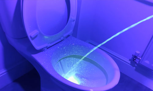 Uv-licht toont beste plek om naar te ‘mikken’ tijdens het (rechtopstaand) plassen! (video)