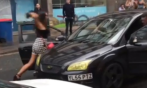 Vrouw doet schoen uit en mept op ruit van wagen. En dan loopt verkeersagressie pas écht uit de hand! (video)