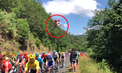 Waaghals springt met fiets over peloton van Tour de France (video)