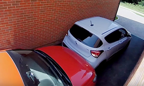 Vrouw (52) wil wagen even wat beter parkeren, maar dan gaat het STEVIG fout! (video)