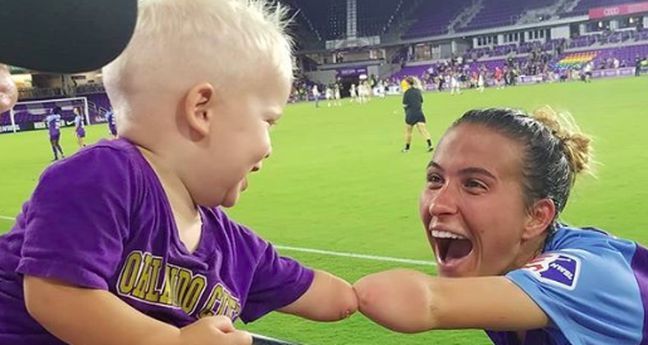 Ontroerend! Voetbalster en kind met één arm geven elkaar een ‘vuistje’