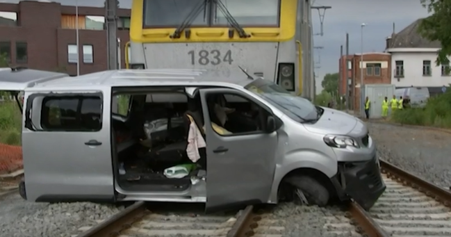 Trein ramt auto in Zele: bestuurder slalomde tussen de slagbomen
