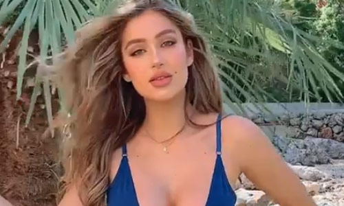 24-jarig model verbergt zwangerschapskilo’s niet en dat vinden haar volgers geweldig! (foto’s/video)