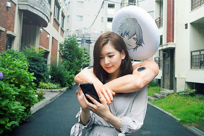 BIZAR. Met deze ‘boyfriend-knuffel-luidsprekers’ kan je lekker op je eentje knuffelen