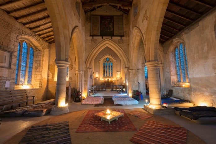 Altijd al in een kerk willen kamperen? Dit is je kans!