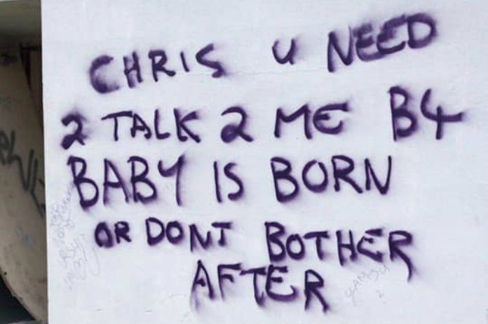 BIZAR. Vrouw zoekt vader van haar ongeboren kind en spuit dorp vol met graffiti