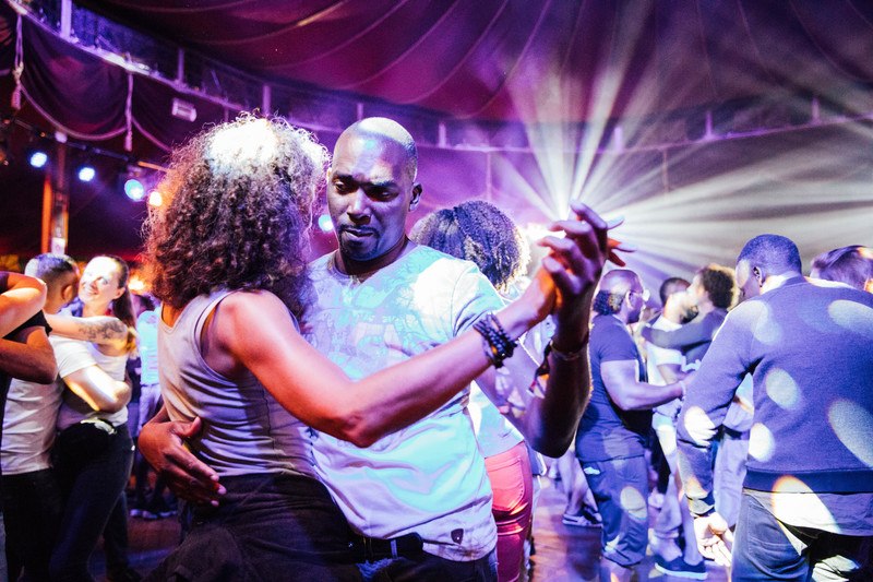 FESTIVAL. Antilliaanse Feesten: Shaken tot je tenen Spaans spreken