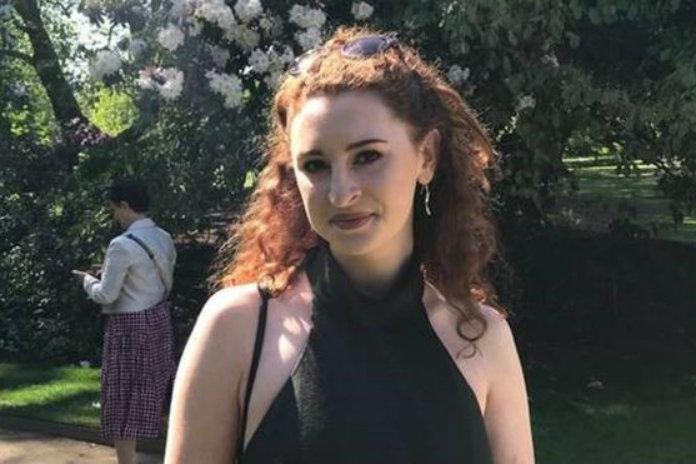 Studente breekt deur van vliegtuigje open en springt dood tegemoet