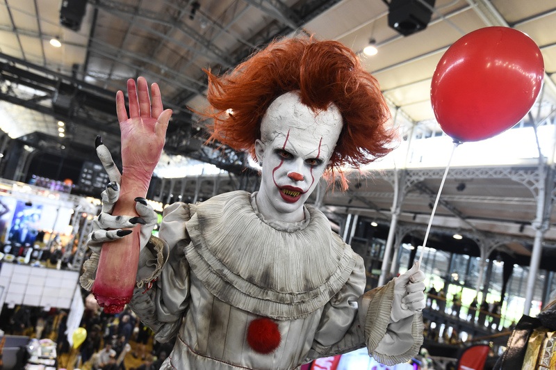 BIZAR. Mysterieuze ballon van horrorclown Pennywise jaagt agenten stuipen op het lijf