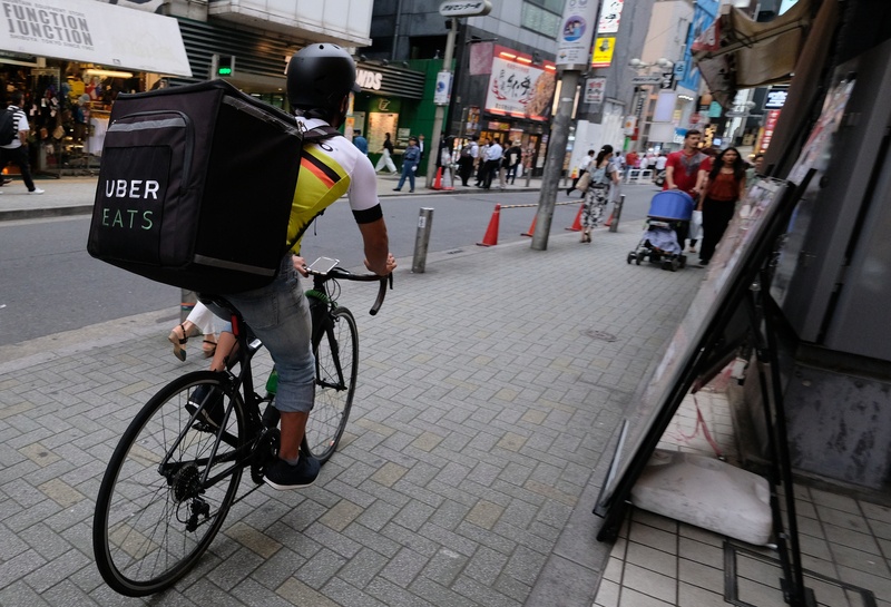 Smakelijk? Kwart van maaltijdbezorgers neemt hapje van leveringen