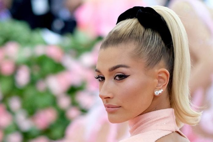 Hailey Bieber laat nieuwe tatoeages plaatsen
