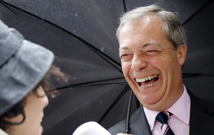 Nigel Farage beledigt Britse Royals: “De Queen Mother was een kettingrokende gindrinker”
