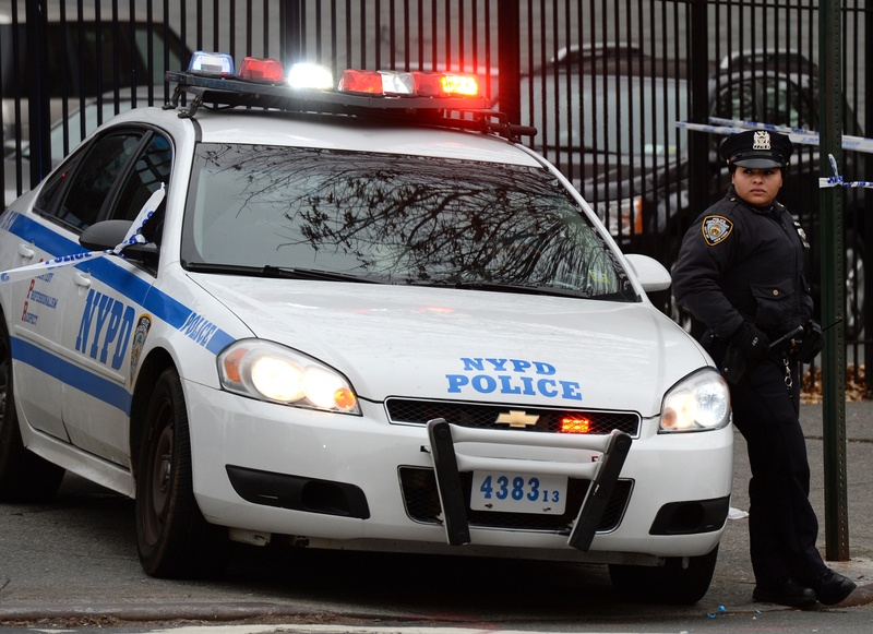 BIZAR. Valse agent houdt échte agenten tegen en valt door de mand