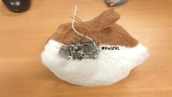 Man geeft kind (2) knuffel met daarin een verborgen camera