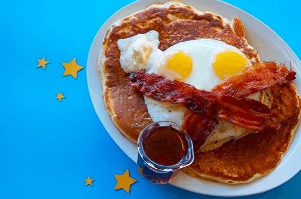 Cafébaas trakteert werknemers op tattoo met spek en eieren