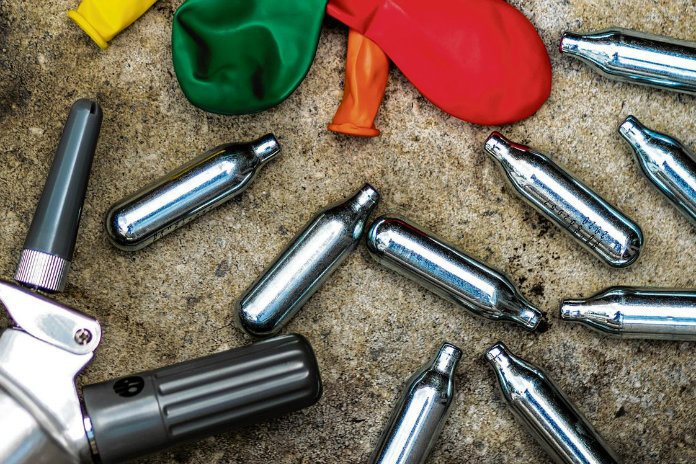 Twee Nederlandse jongeren verlamd na inhaleren lachgas