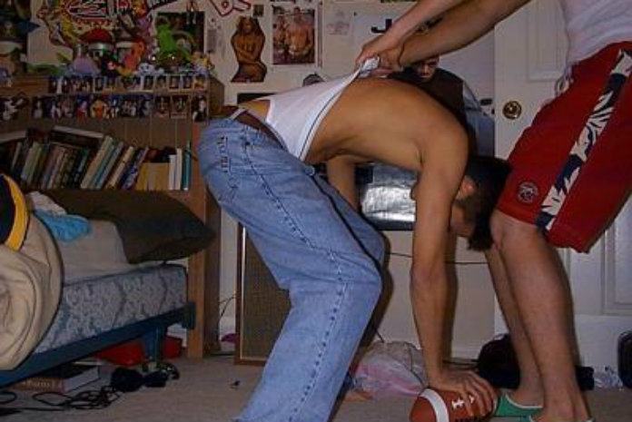 Engelse man betaalt vrouwen 150 pond per broek-in-reet