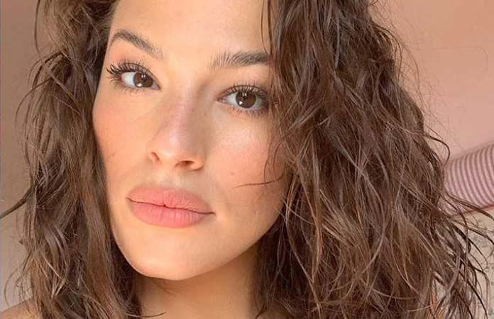 Model toont haar lichaam