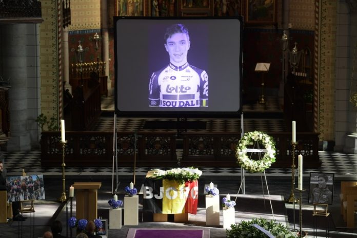 IN BEELD. Wielerwereld neemt afscheid van Bjorg Lambrecht