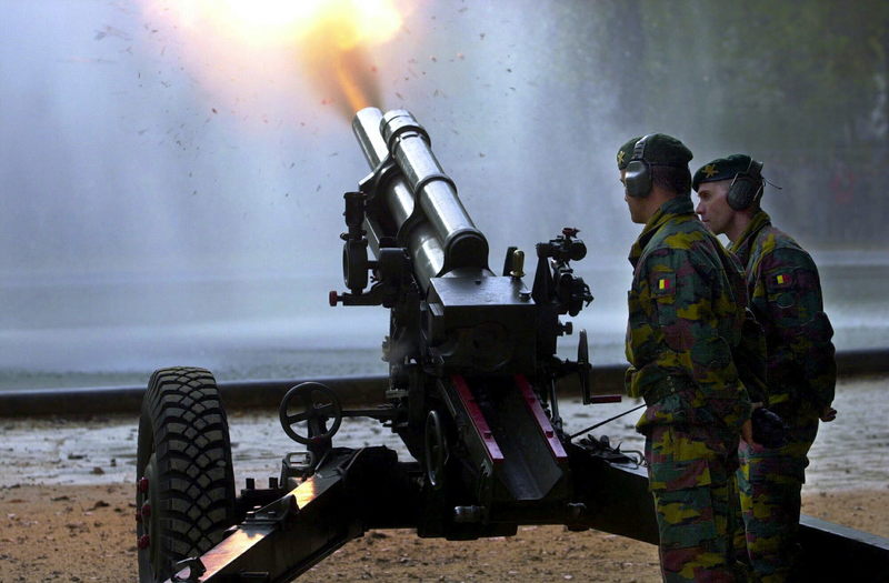 BIZAR. Culinaire tv-show vuurt maaltijden met kanon af in gezicht van chef-koks