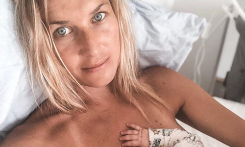 Vriendin van Karl Vannieuwkerke geeft borstvoeding, maar krijgt deze ‘bizarre’ kritiek te slikken (foto)