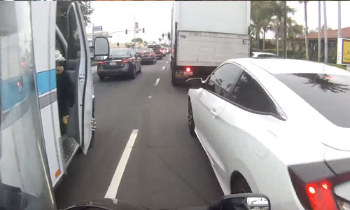 Onaandachtige ambulancier nekt motard: “Mijn moto is volledig kapot!” (video)