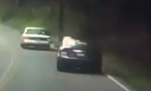 Paal leert dame die achter het stuur met gsm bezig is een STEVIG lesje (video)