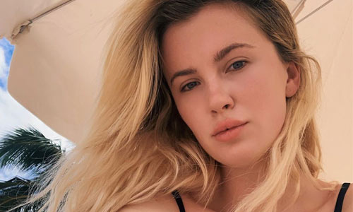 Dochter van bekende acteur gaat topless, maar krijgt bakken kritiek te slikken (foto’s)