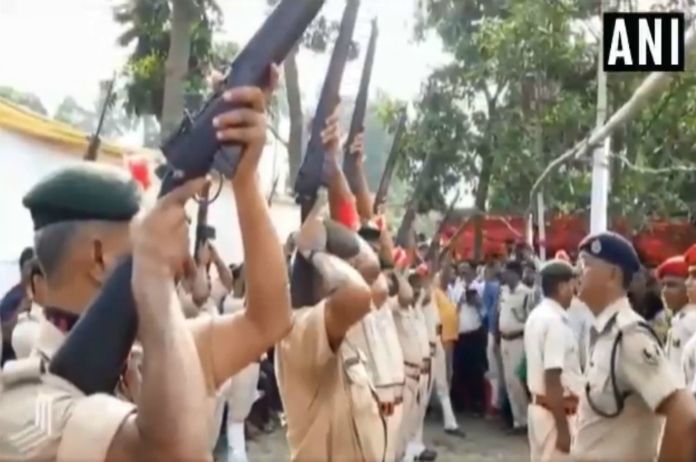 Pijnlijk: eresaluut op staatsbegrafenis van Indiase politicus gaat de mist in