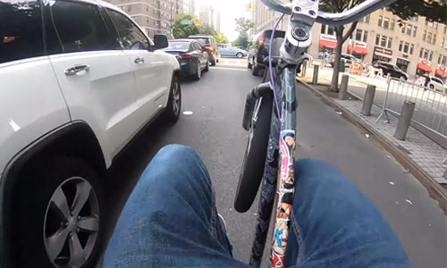 Hij wil stoer doen met zijn fiets, maar dan gaat het fout! (video)