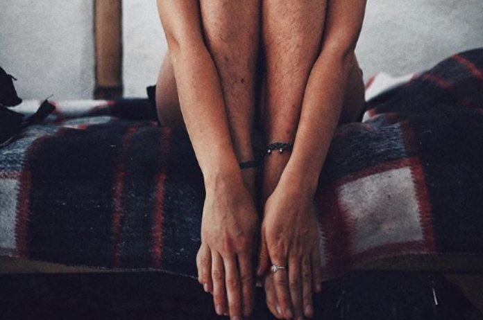 BIZAR. Vrouw op de vingers getikt door baas omdat ze haar benen niet scheert