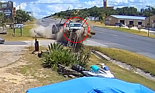 Jonge bestuurder let even niet op de baan. En dat zorgt voor deze HORRORCRASH! (video)