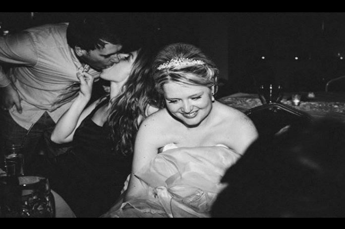 IN BEELD. Deze fotograaf legt de bizarre momenten van een huwelijksfeest vast op camera