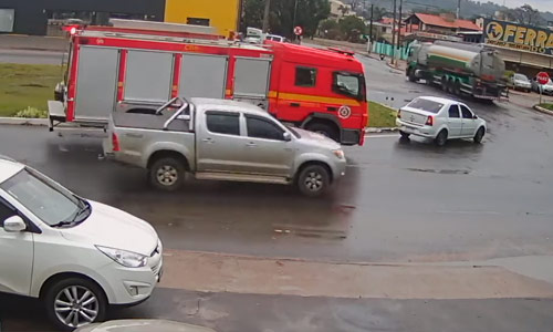 Deze brandweerwagen is op de juiste plek, op het juiste moment (video)