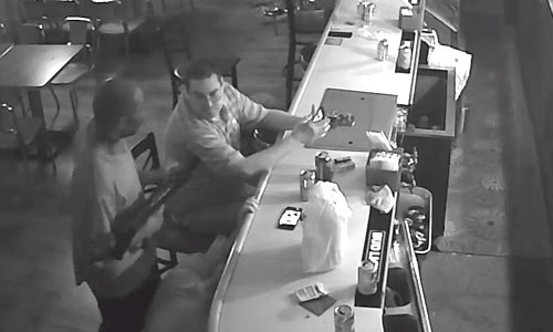 Overvaller duwt wapen tegen zijn lichaam, maar ‘kalmste man ter wereld’ reageert op DEZE manier (video)